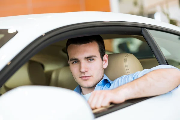 Porträt eines Mannes im Auto — Stockfoto