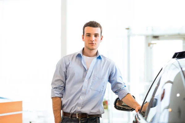 Mann steht neben einem Auto — Stockfoto