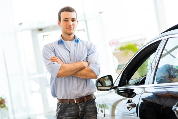 Mann steht neben einem Auto — Stockfoto