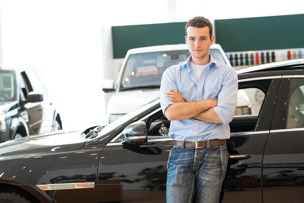 Mann steht neben einem Auto — Stockfoto