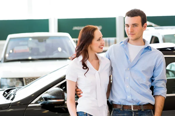 Jeune couple dans le showroom — Photo