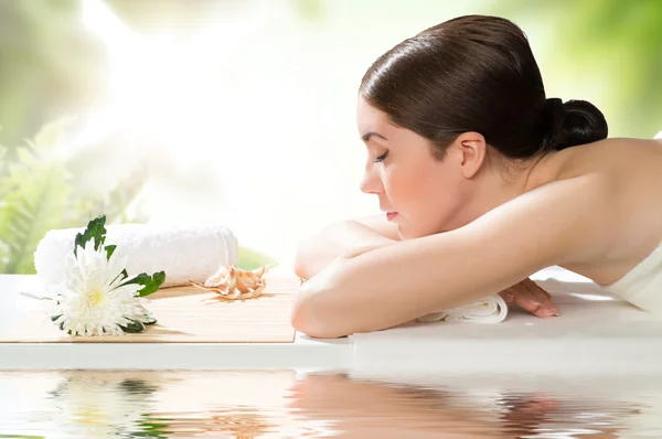 Schöne Wellness-Frau auf der Couch liegend — Stockfoto