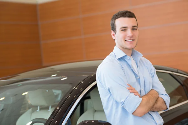 Mann steht neben einem Auto — Stockfoto