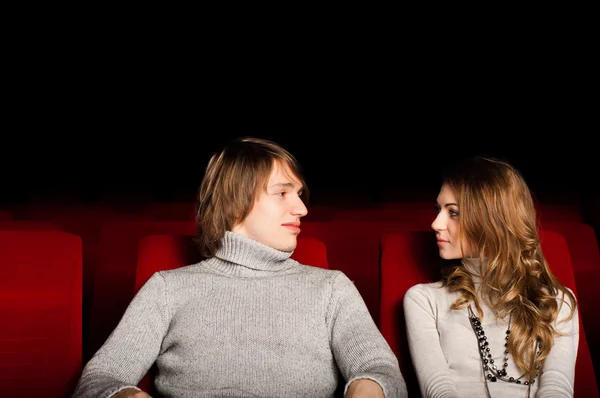 Pareja joven en el cine — Foto de Stock