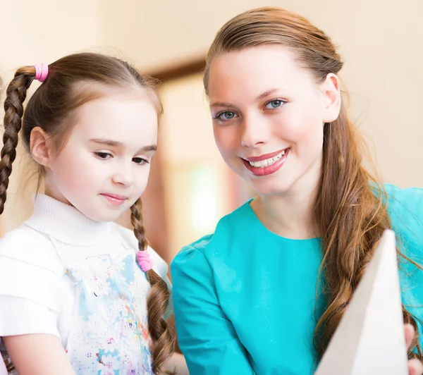 Children draw with the teacher — Stock Photo, Image