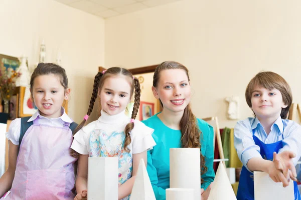 Kinder malen mit der Lehrerin — Stockfoto