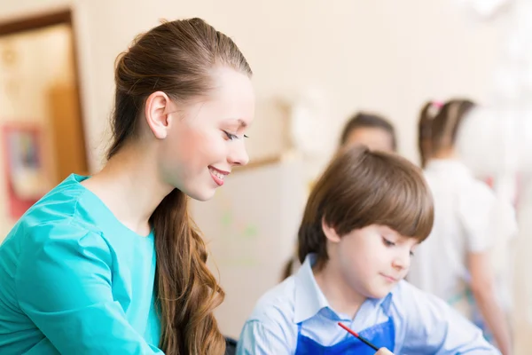 Lehrer und Schüler im Klassenzimmer — Stockfoto