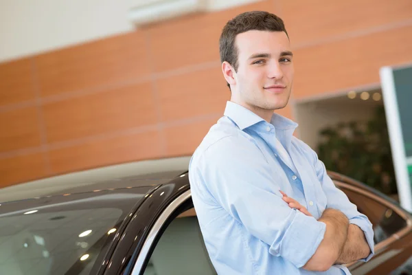 Mann steht neben einem Auto — Stockfoto