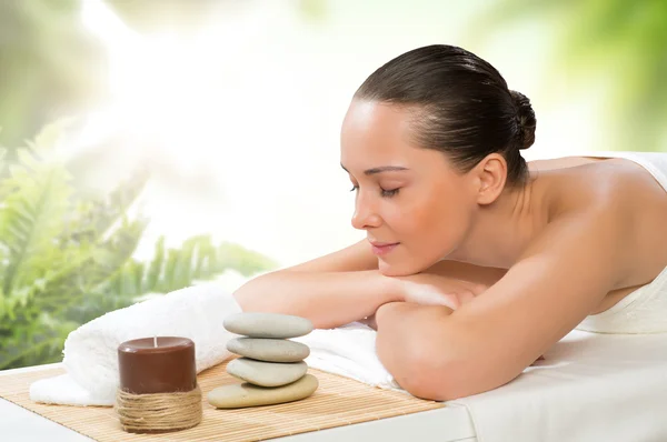 Schöne Wellness-Frau auf der Couch liegend — Stockfoto