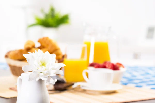 Witte bloemen in een kruik — Stockfoto