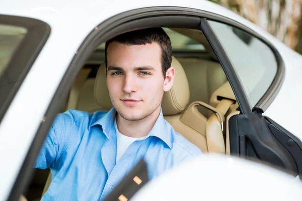 Portrait d'un homme dans une voiture — Photo