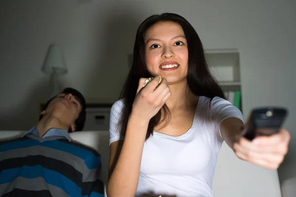 Mujer viendo televisión en casa — Foto de Stock