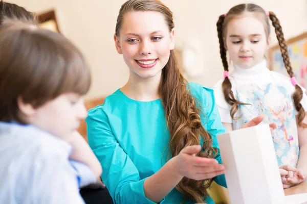 Enfants dessinent avec l'enseignant — Photo