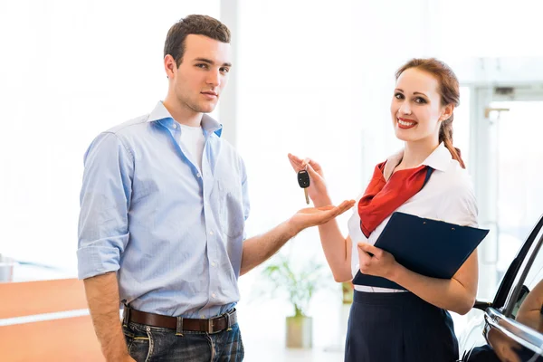 Consultor en el showroom y el comprador — Foto de Stock