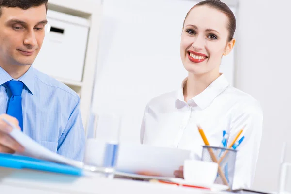 De verslagen van collega's bespreken — Stockfoto