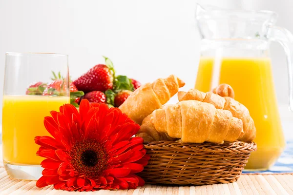 Tidig frukost, juice, croissanter och bär — Stockfoto