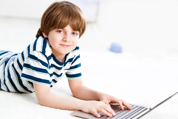 Niño con un ordenador portátil — Foto de Stock