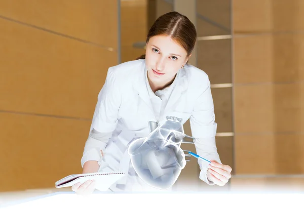 Mujer joven haciendo investigación — Foto de Stock