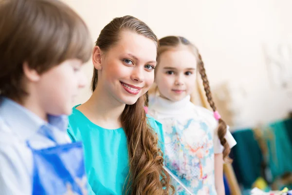 Bambini con l'insegnante impegnato nella pittura — Foto Stock