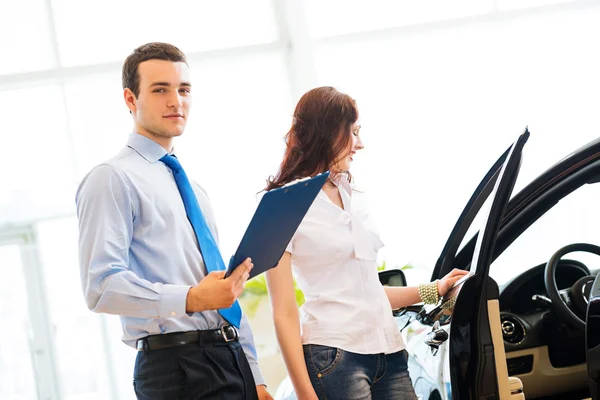 Consultant in the showroom and the buyer — Stock Photo, Image