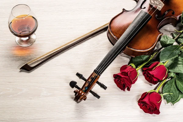 Geige, Rose, ein Glas Champagner und Notenbücher — Stockfoto