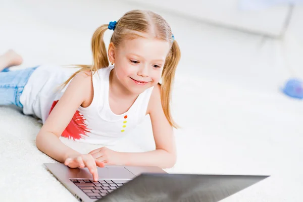 Pretty girl working on a laptop — Stock Photo, Image