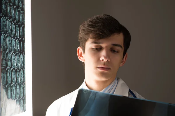 Médico masculino olhando para a imagem de raios-x — Fotografia de Stock