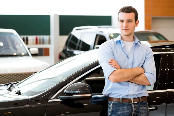 Hombre de pie cerca de un coche —  Fotos de Stock