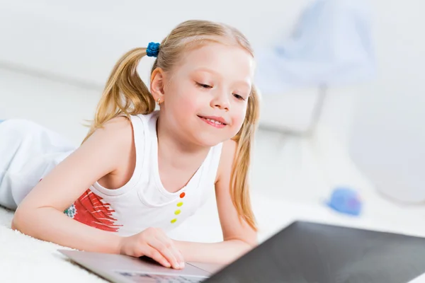 Mooi meisje werken op een laptop — Stockfoto