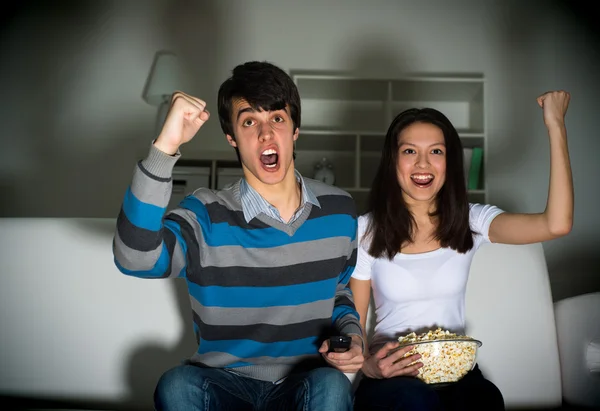 Casal assistindo tv no sofá — Fotografia de Stock