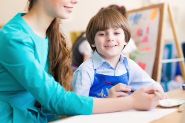 öğretmen ve öğrenci sınıf