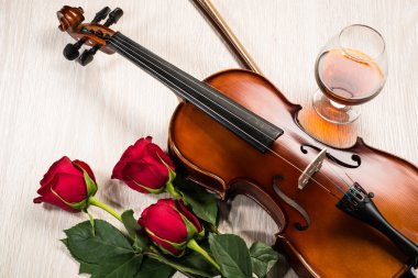 keman, rose, cam şampanya ve müzik kitapları