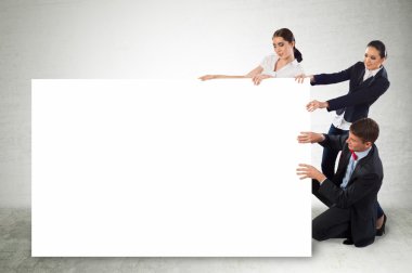 boş bir afiş tutan küçük bir grup