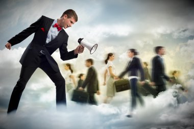 bir megafon, kalabalığın içine bağıran adam