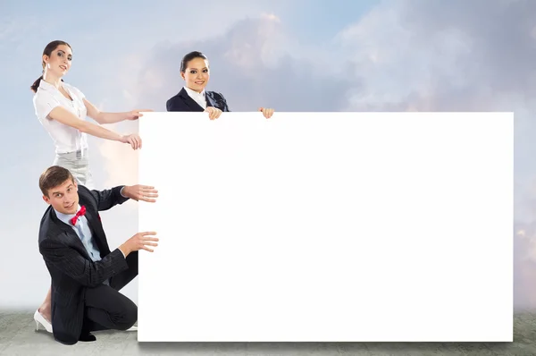 Kleine groep voor het aanhouden van een lege banner — Stockfoto