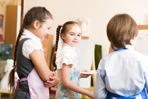 Children draw pictures of easels — Stock Photo, Image