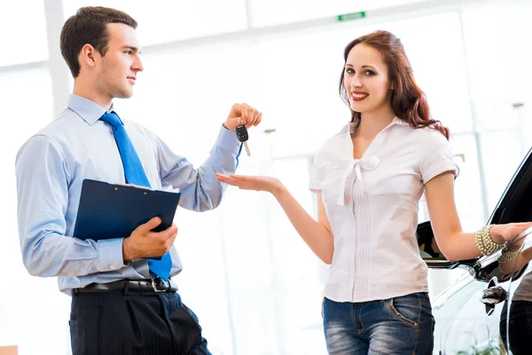 Buying a new car — Stock Photo, Image