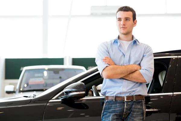 Homme debout près d'une voiture — Photo