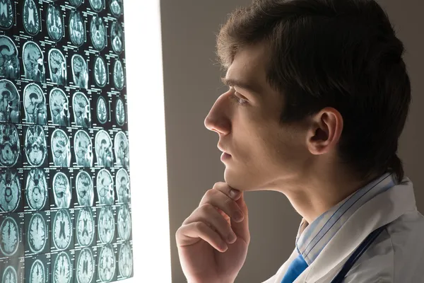 Male doctor looking at the x-ray image — Stock Photo, Image