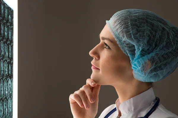 Doctor looking at the x-ray — Stock Photo, Image