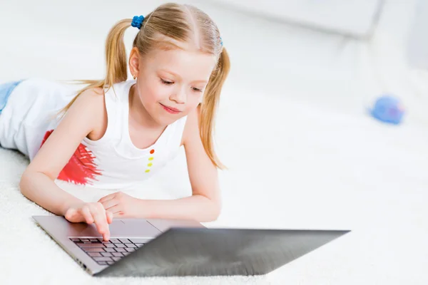 Menina bonita trabalhando em um laptop — Fotografia de Stock