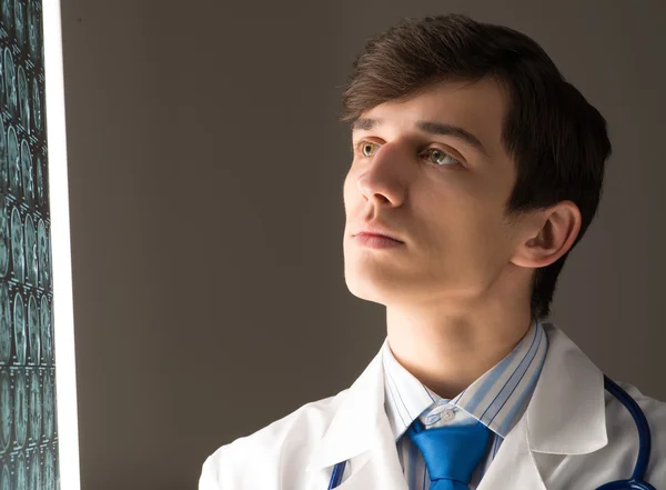 Male doctor looking at the x-ray image — Stock Photo, Image