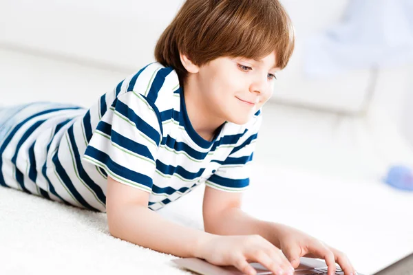 Niño con un ordenador portátil —  Fotos de Stock