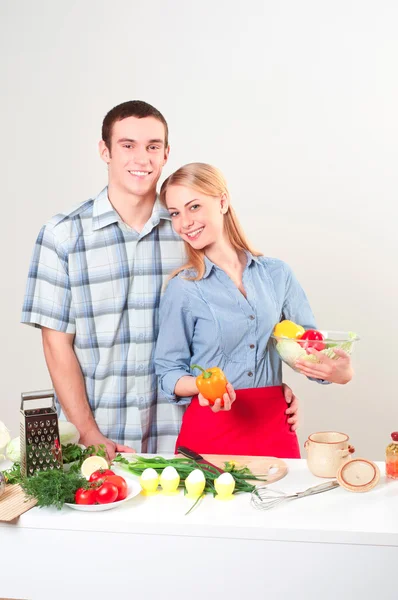 Paar kocht zusammen — Stockfoto