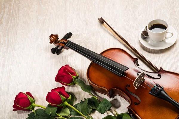 Libros de violín, rosa, café y música — Foto de Stock