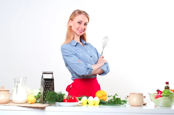 Портрет женщины, готовящей овощи — стоковое фото