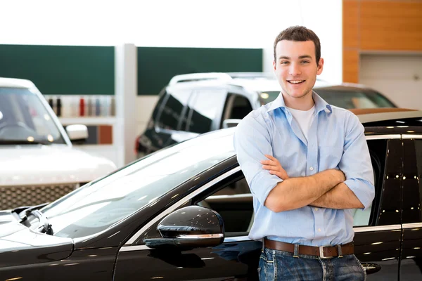 Homme debout près d'une voiture — Photo