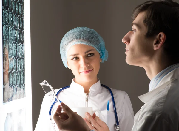 Medizinische Kollegen beraten in der Nähe des Röntgenbildes — Stockfoto