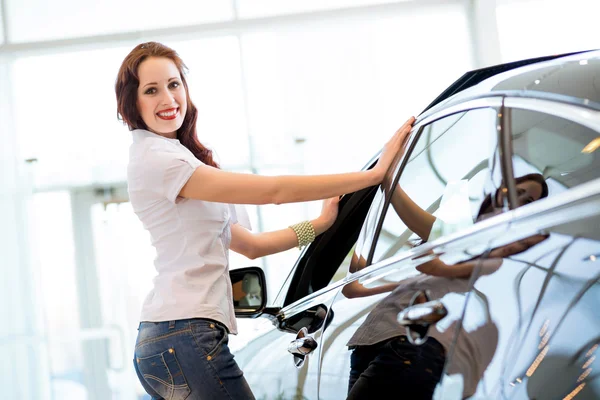 Junge Frau steht neben einem Auto — Stockfoto