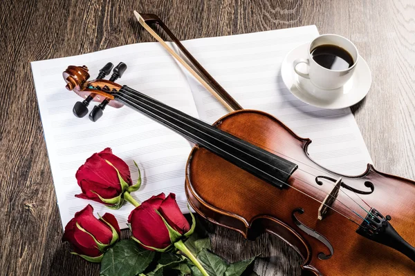 Βιολί, τριαντάφυλλο, καφέ και μουσική βιβλία — 图库照片